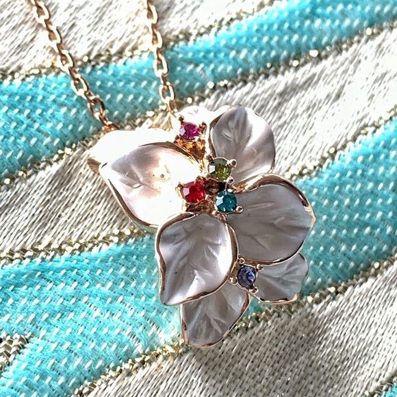 Rigant pearl enamel crystal floral petal pendant necklace extra fine gold chain - Picture 2 of 7